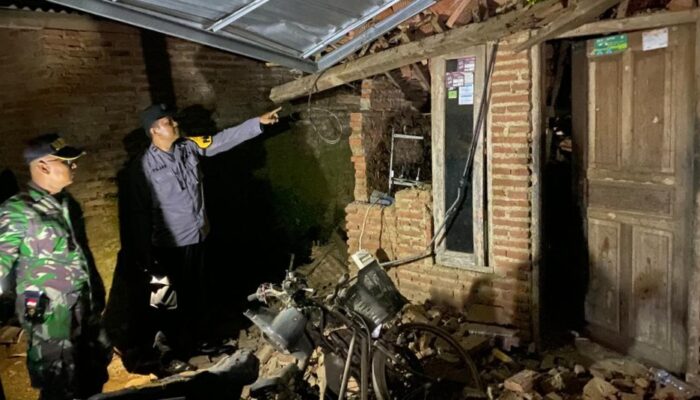 Atap Rumah Warga Wonorejo Ambruk karena Konstruksi Bangunan yang Tak Layak