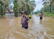 Demi Pengabdian Pada Rakyat, Kapolsek AKP Buyung Terobos Banjir Dalam Program Coolling Sistem