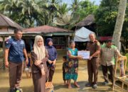 Kejari Rohul Salurkan Bantuan Sembako kepada Korban Banjir di Rokan Hulu