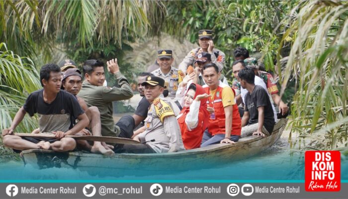 Bupati di Dampingi Kapolres Tinjau Banjir dan Salurkan Bantuan di Desa Sontang Kecamatan Bonai Darussalam.