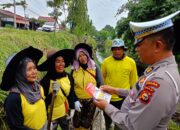 Sembari Gotong Royong Personil Ditlantas Polda Riau Sampaikan Pesan Kamseltibcarlantas dan Pemilu Damai