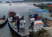 Personel Polres Simalungun Berjuang Mengamankan Logistik Pemilu 2024 Melintasi Danau Toba