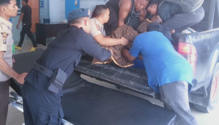 Brimob Aramiah Bantu Warga Pingsan Saat Bekerja di Desa Aramiyah Aceh Timur