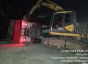 Truk Isuzu Merah Terbalik di Jalan Lintas Timur Pangkalan Kuras: Sopir Kabur, Diduga Muat Minyak Solar Mentah Ilegal