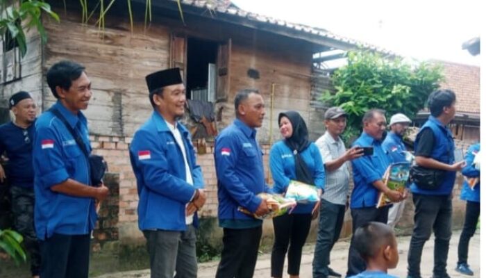 Partai Demokrat Prabumulih Kembali Bagikan 50 Karung Beras Ke Sungai Medang