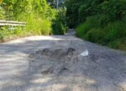 Jalan Raya Sukabumi Kecamatan Tiga Dihaji Kabupaten Ogan Komering Ulu Selatan Kembali Rusak 