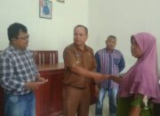 Wali Nagari Simpang Tonang Drs Yoprimadi Langsung Menyerahkan Bantuan BLT Dana Desa Ke Masyarakat