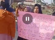 Emak-Emak Bongkal Malang Protes Kondisi Jalan dengan Aksi Demo