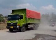 Masyarakat Keluhkan Tebalnya Debu Akibat Aktivitas Angkutan Batubara di Jalan Lintas Tengah
