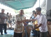 Bupati Asahan Serahkan Pakaian dan Perlengkapan Kerja THL Dinas Lingkungan Hidup Kabupaten Asahan