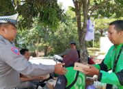 Jumat Berkah Satlantas Polres Pekalongan Bagikan 100 Paket Makan Siang Untuk Masyarakat Membutuhkan dan Pekerja di Jalan