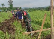 Babinsa Simo Bantu Warga Perbaiki Saluran Irigasi