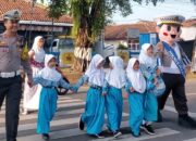 Badut Zebra Polantas Pekalongan Bantu Atur Lalu Lintas Disambut Antusias Anak-Anak Sekolah dan Masyarakat