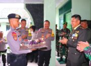 Kapolres Pekalongan Berikan Kejutan Kue Ulang Tahun HUT TNI 79 Untuk Dandim 0710