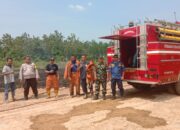 Gerak Cepat Petugas Kepolisian Bersama Damkar Kabupaten Pekalongan Atasi Kebakaran Lahan Kosong di Desa Gejlig