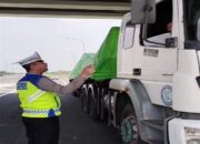 Humanis, Kasat Lantas Polres Pekalongan Berikan Teguran Kepada Sopir Truk yang Berhenti di Bahu Jalan Tol