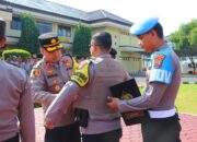 Wakapolres Pekalongan Serahkan 70 Rompi Anti Sayat dan 60 Senter Kepada Para Bhabinkamtibmas