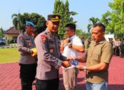 Polres Pekalongan Bagikan Buku Saku Pedoman Netralitas Anggota Polri dalam Pilkada 2024