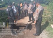 Kapolsek Sragi Bersama Pemdes Blimbingwuluh Cek Lokasi Jembatan yang Amblas