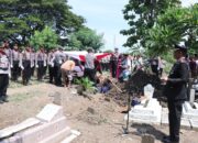 Kapolres Pekalongan Antarkan Langsung Pemakaman Kapolsek Kesesi AKP Felix Prasetyawan