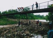 Polisi Bersama Petugas Gabungan Bersihkan Tumpukan Sampah di Sungai Jembatan Glotak Sragi