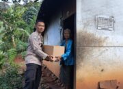 Bhabinkamtibmas Beri Bantuan ke Warga Kurang Mampu