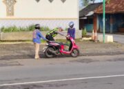 Sungguh Mulia, Polisi Bantu Motor Warga yang Mogok di Sela-Sela Pengaturan Lalu Lintas