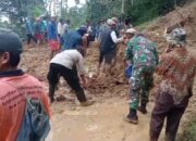 TNI-Polri Bersama Warga Bersihkan Material Longsor di Jalan Raya Karanggondang Menuju ke Bodas dan Klesem