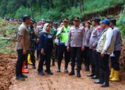 Kapolda Jateng Tinjau Langsung Lokasi Longsor di Pekalongan, Petugas Temukan Tiga Korban Tambahan