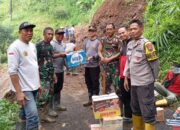 Polsek dan Forkopimcam Lebakbarang Kerja Bakti Evakuasi Longsor serta Berikan Bantuan