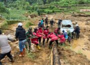 Personil Gabungan TNI-Polri Bantu Evakuasi Mobil Warga Yang Terdampak Longsor di Petungkriyono