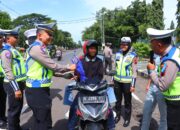 Sosialisasi Ops Keselamatan Candi 2025, Polres Pekalongan Beri Gift kepada Pengendara yang Tertib Berlalu Lintas