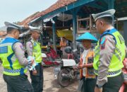 Sambangi Pedagang Pasar Karanganyar dan Kajen, Anggota Satlantas Sosialisasikan Ops Keselamatan Candi 2025
