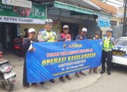 Satlantas Polres Pekalongan Sosialisasikan dan Edukasi Tertib Berlalu Lintas Kepada Pengunjung Pasar dan Juru Parkir