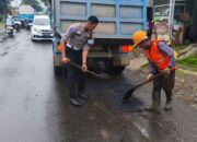 Satlantas Polres Pekalongan Bersama PU Bina Marga Provinsi Jawa Tengah Laksanakan Penambalan Jalan Berlubang