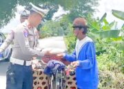 Melalui Program Jumat Berkah, Satlantas Polres Pekalongan Berbagi kepada Warga Kurang Mampu