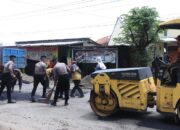 Meminimalisir Kecelakaan Lalu Lintas Polisi Tambal Jalan Rusak
