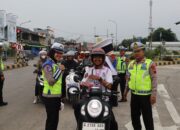 Satlantas Polres Pekalongan Bagikan Takjil, Pengendara Tertib Lalu Lintas Dapat Minyak Goreng