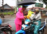Meski Diguyur Hujan, Kapolres dan Ketua Bhayangkari Cabang Pekalongan Bagikan Ratusan Paket Takjil Untuk Warga  