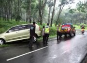 Polisi Bantu Evakuasi Mobil Pemudik yang Terperosok ke dalam Parit