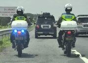 Polisi Pekalongan Bantu Mobil Pemudik yang Mogok
