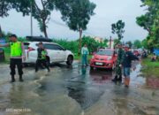 Gerak Cepat Polisi Tangani Macet yang Disebabkan Luapan Air di Ruas Jalan Pahlawan Gejlik
