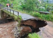 Longsor di Lebakbarang Akibatkan Jembatan Penghubung Desa Pamutuh dan Desa Depok Terputus