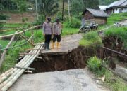 Putus Akibat Longsor, Anggota Polsek Petungkriyono dan Warga Kerja Bakti Bikin Jembatan Sementara