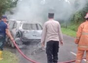 Sebuah Mobil Terbakar di Kawasan Desa Linggoasri, Polisi dan Damkar Kabupaten Pekalongan Gerak Cepat