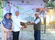 Kapolres Pekalongan Serahkan Hewan Qurban kepada Pondok Pesantren dan Takmir Masjid 