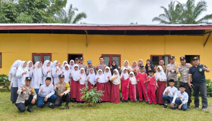 Kapolsek Tambusai Utara dan Siswa SMP IT An-Najiyah Tanam Bibit Tanaman Buah