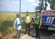 Ops Patuh Candi, Satlantas Polres Pekalongan Gelar Aksi Jumat Berkah, Bagikan Beras Kepada Warga yang Membutuhkan