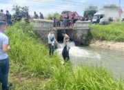 Sigap! Polisi Kesesi Evakuasi Mayat dari Sungai Ponolawen