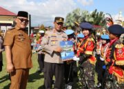 Bupati Bersama Kapolres Pasaman Barat Menyerahkan Penghargaan Kepada Pocil Polres Pasaman Barat
